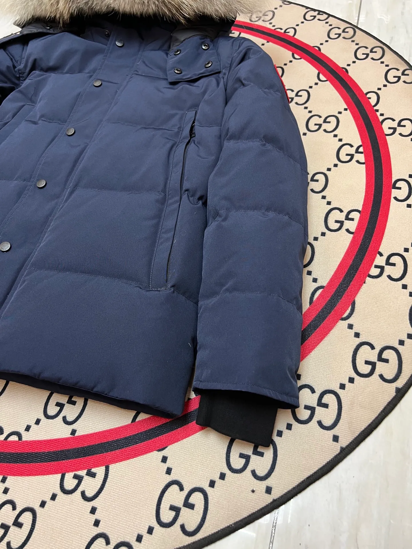 P800 Canada Goose Wyndham Parka has 29 styles for men and women. The hood and fur collar are detachable. My personal favorite is simple and elegant. It is clean and tidy. All Arctic and Antarctic scientific expedition teams choose Canada Goose as their cold wear. It is the Rolls-Royce of down jackets. ➖ Industry-leading anti-counterfeiting chip sensing. ➖ Imported Behringer embroidery machines and customized embroidery labels, the highest level and industry leading. ➖ Imported Korean 21-count polyester-cotton blended original fabric, TC85 waterproof coated fabric, water-repellent, windproof and wear-resistant. ➖ The new national standard 80 white duck down is filled with an average of 520 grams of down. The amount of down filled is industry-leading. ➖ 100% nylon lining with double double-layer sealing design to prevent velvet running, and seamless thread design on the cuffs! ➖ Western Canadian Green Wolf Collar. ➖ Yoshida YKK provides original factory-customized electroplated sliders. YKK two-way lockable zippers are tight and smooth and do not peel off paint. ➖ 3M composite Velcro is durable and the accessories and hardware are all custom-made. Note: Our copywriting is only simple and clear. Instead of bragging about the copywriting, it is better to compare and understand with samples. Only for the purest goose, the most dedicated, the most professional, the highest quality, the highest cost performance! SIZE:S-XXL [With size chart]
